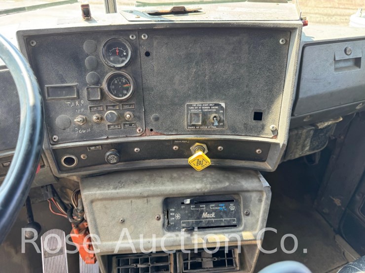 1993-mack-rd690s-image-28