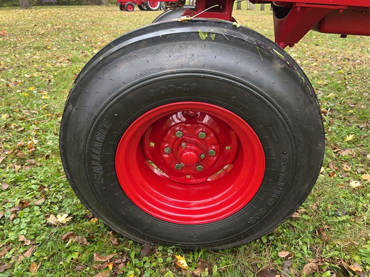 1970-656-farmall-hydro-diesel-row-crop-golden-demonstrator-image-15