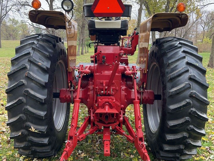 1970-farmall-826-hydro-diesel-row-crop-golden-demonstrator-image-4