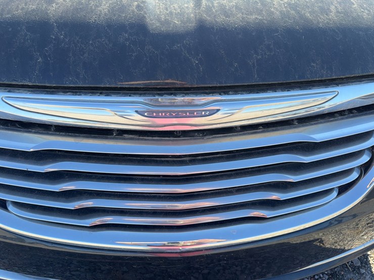 2014-chrysler-town-&-country-image-43