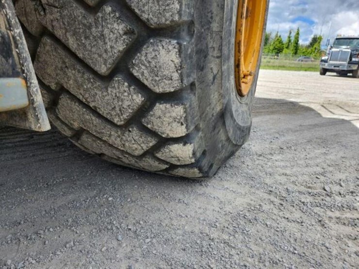 2011-liebherr-l586-image-69