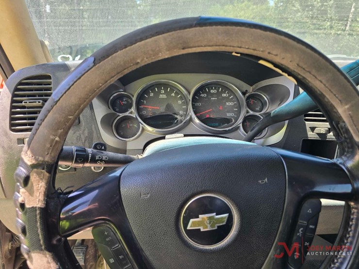 2013-chevrolet-2500-image-22