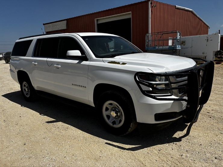 2017-chevrolet-suburban-image-3