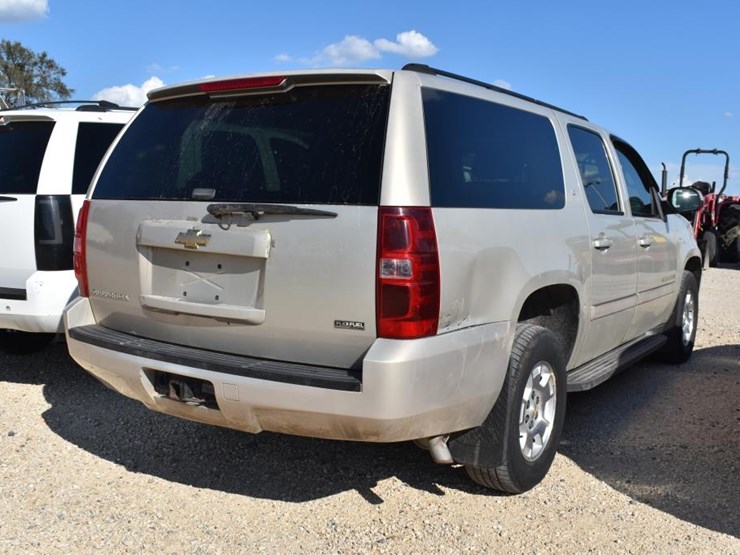 2007-chevrolet-suburban-image-3