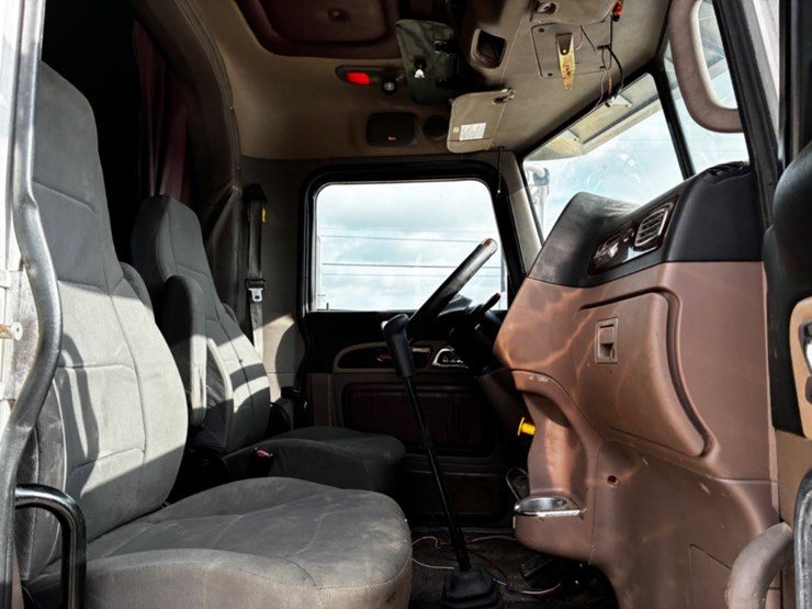 2012-peterbilt-386-image-9