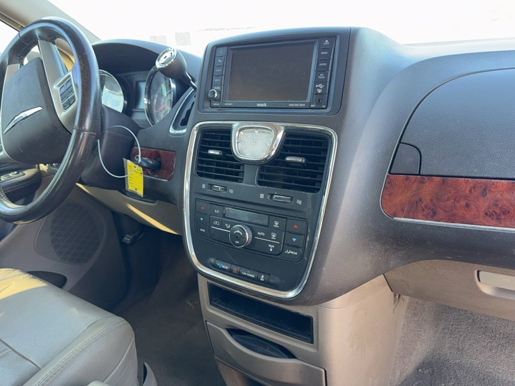2014-chrysler-town-&-country-image-35
