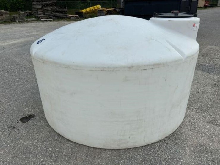 water-1,100-gal-polyethylene-tank-image-5