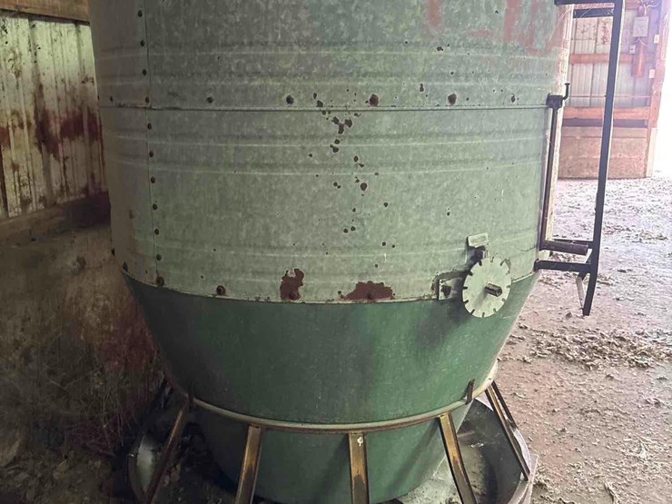 2--osborne-bottom-hog-feeders-image-4