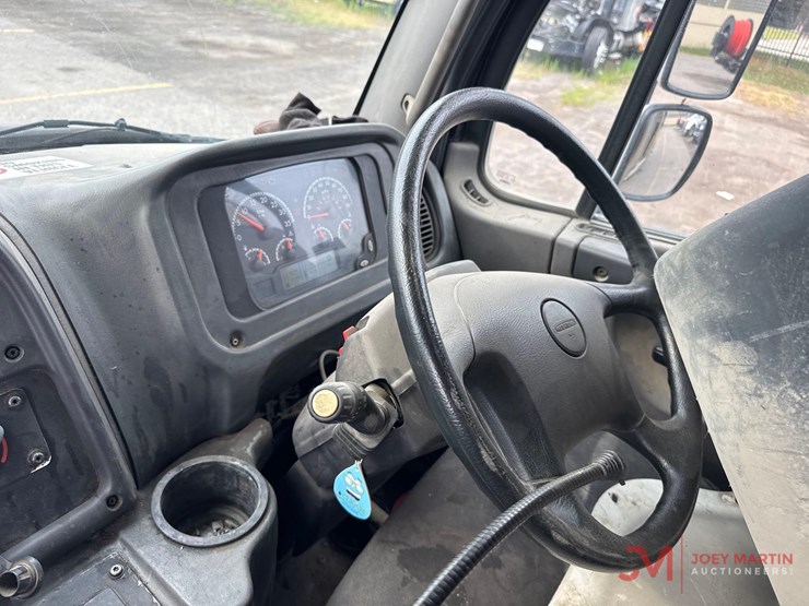 2018-freightliner-street-sweeper-truck-image-31