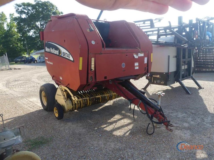 new-holland-br740-image-1