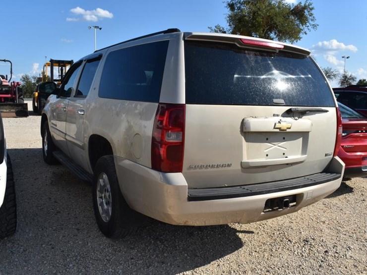 2007-chevrolet-suburban-image-4