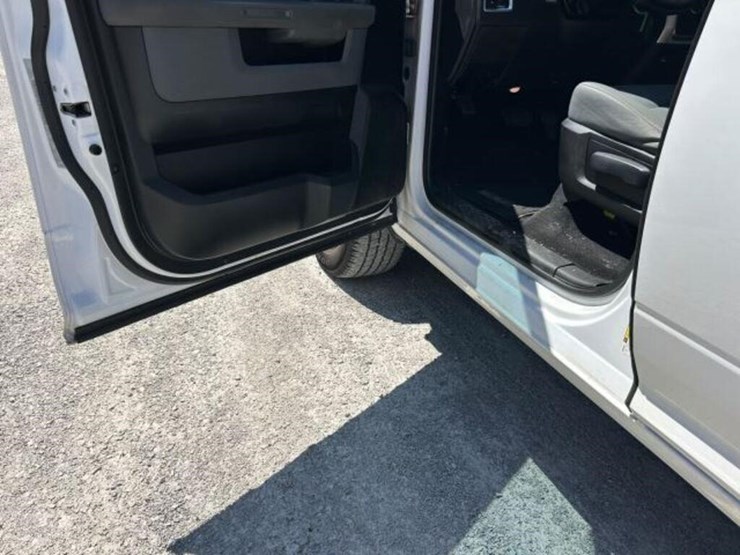 2019-ram-1500-slt-image-21