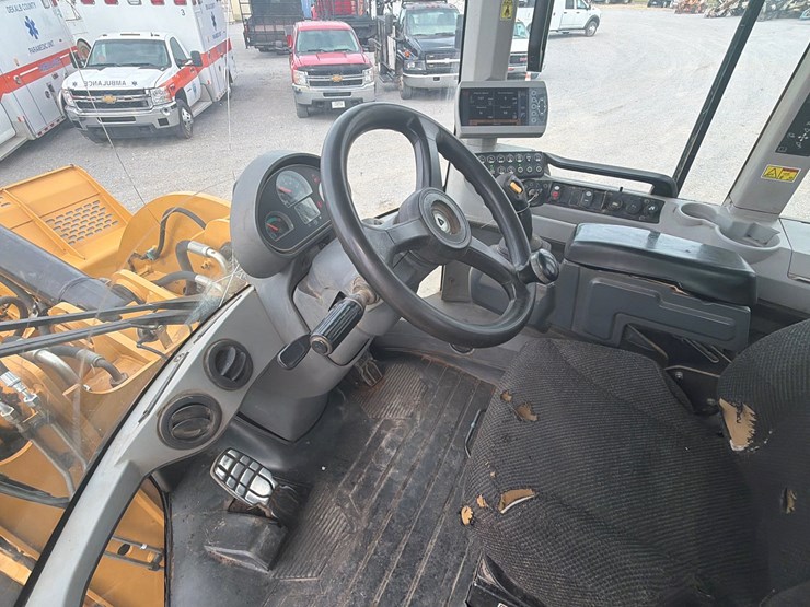 2015-caterpillar-924k-image-17