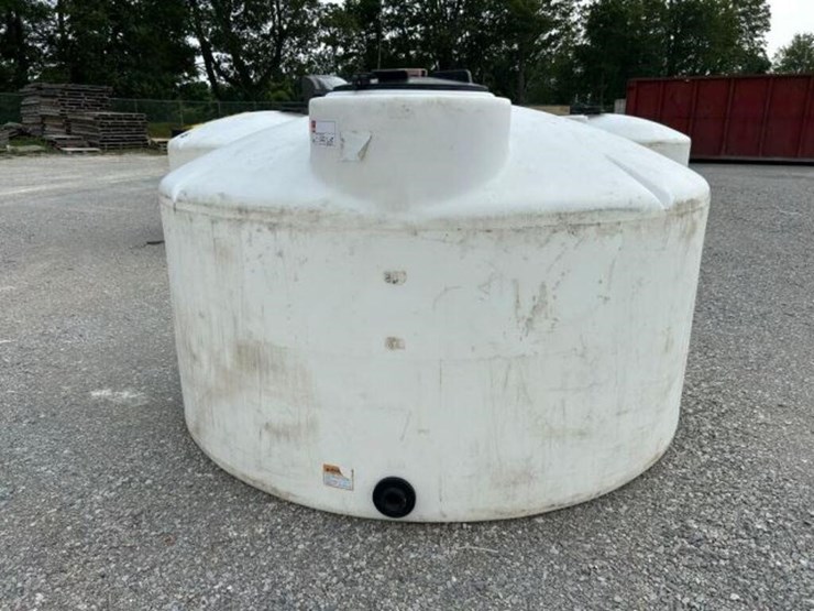 1100-gal-polyethylene-water-tank-image-1