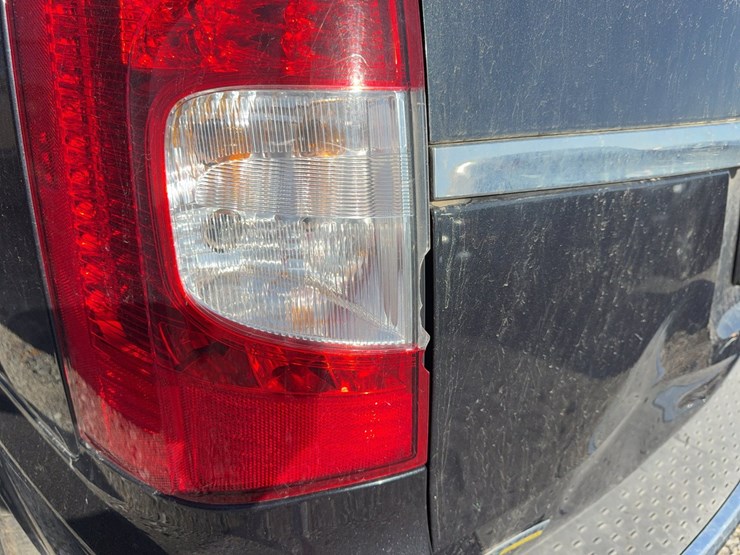 2014-chrysler-town-&-country-image-12