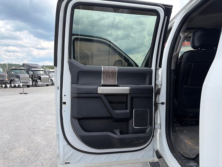2017-ford-f250-lariat-image-15