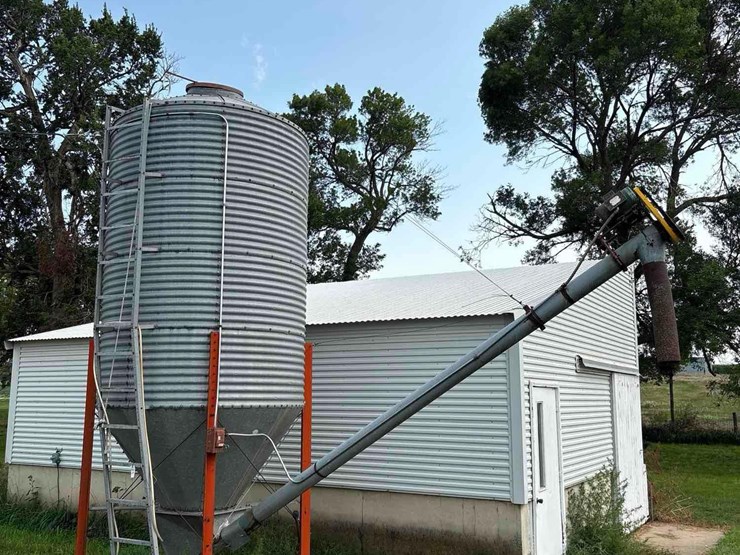 8-ton-bulk-bin/auger-image-1