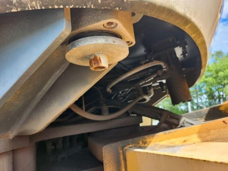 2011-liebherr-l586-image-57