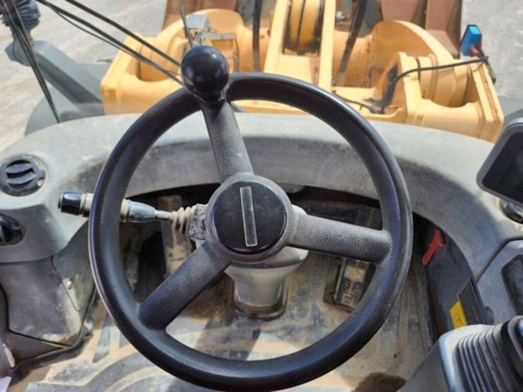 2011-liebherr-l586-image-12