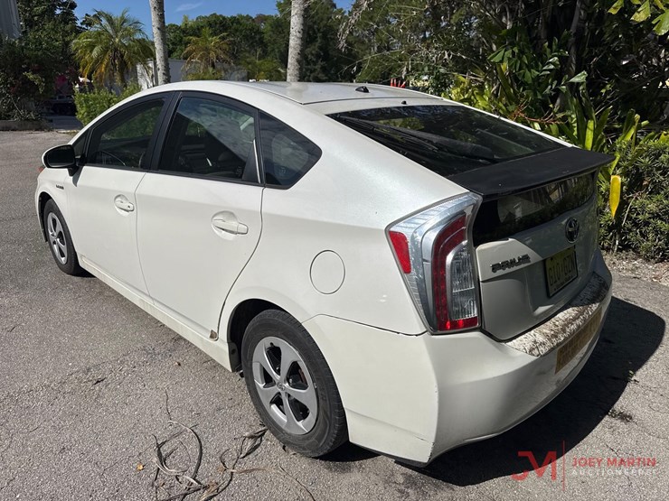 2013-toyota-prius-hybrid-hatchback-image-3