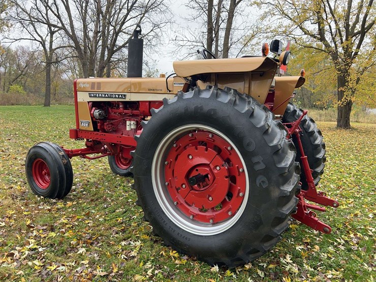 1970-farmall-826-hydro-diesel-row-crop-golden-demonstrator-image-3