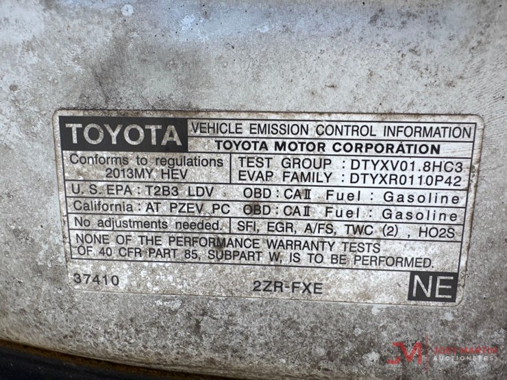 2013-toyota-prius-hybrid-hatchback-image-15