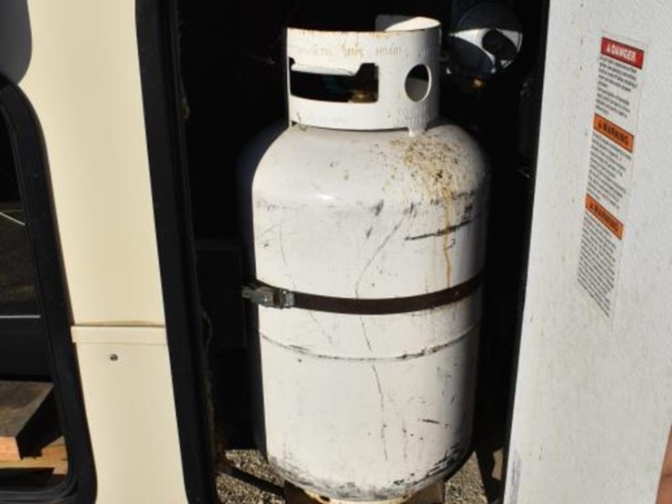 2019-wildcat-29rlx-5th-wheel-trailer-w/-3-slides-(vin-#-5zt3wcub2kg002818)-image-21