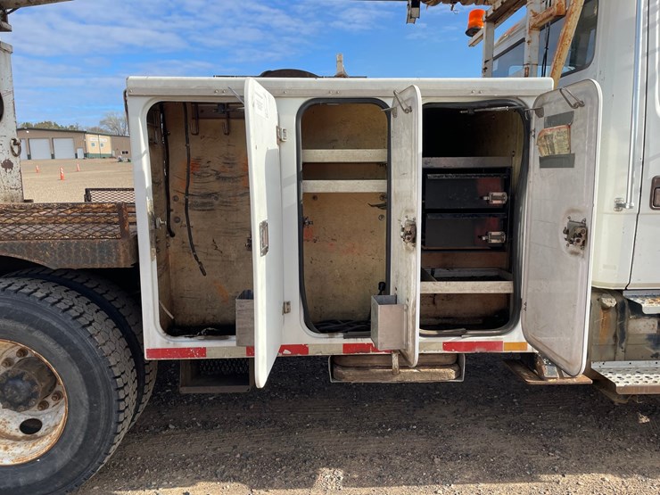 2002-freightliner-fl80-image-25