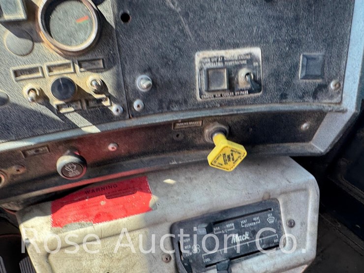 1993-mack-rd690s-image-24