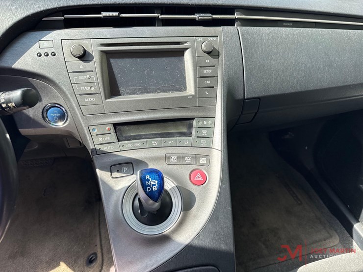 2013-toyota-prius-hybrid-hatchback-image-24