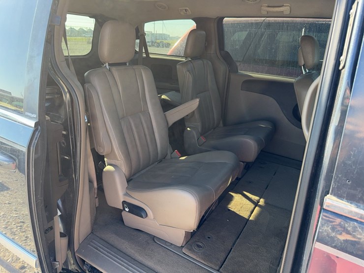 2014-chrysler-town-&-country-image-23