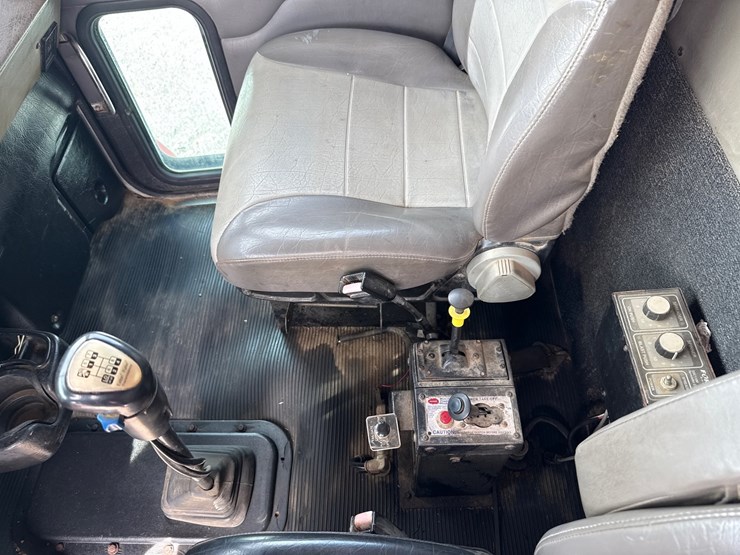 2005-peterbilt-335-image-31
