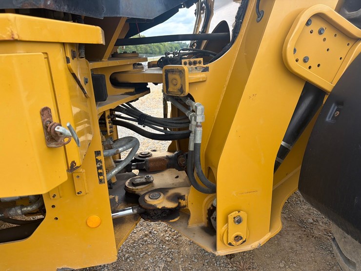 2015-caterpillar-924k-image-13
