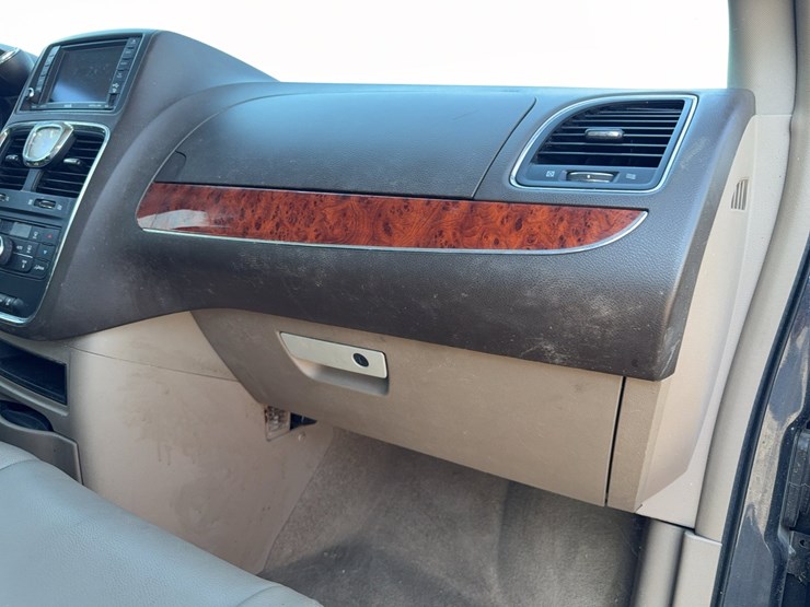 2014-chrysler-town-&-country-image-33
