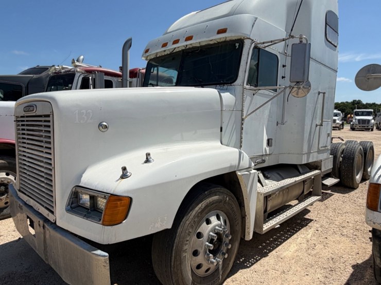 2000-freightliner-fld120-image-1