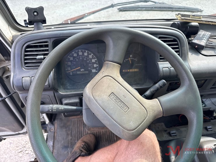 2004-isuzu-box-truck-image-34