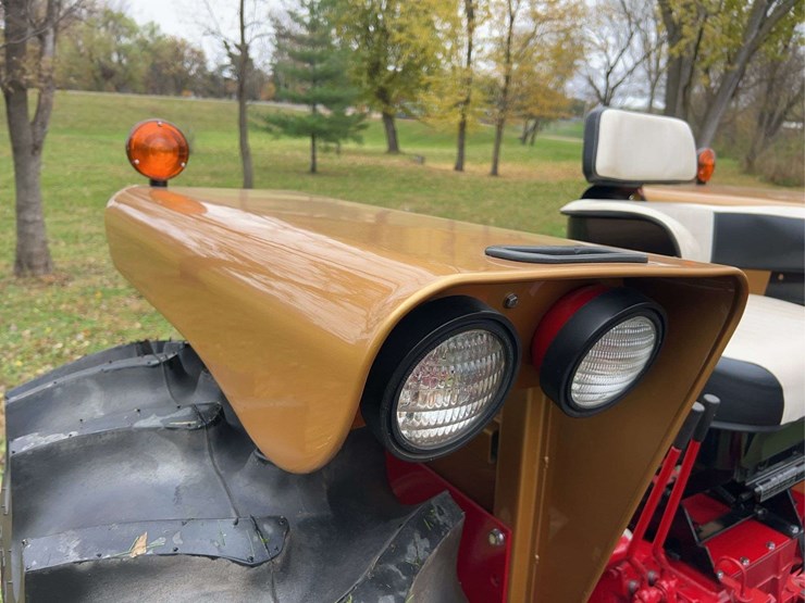 1970-656-farmall-hydro-diesel-row-crop-golden-demonstrator-image-36