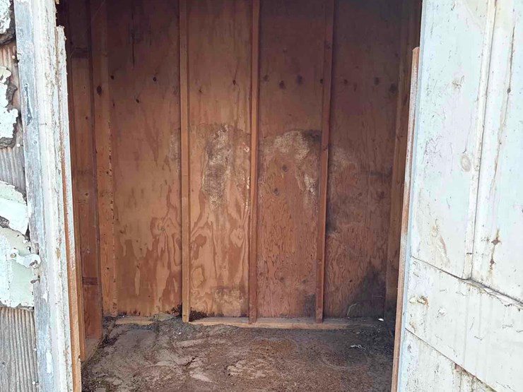 6’x6’-portable-feed-shed-image-13