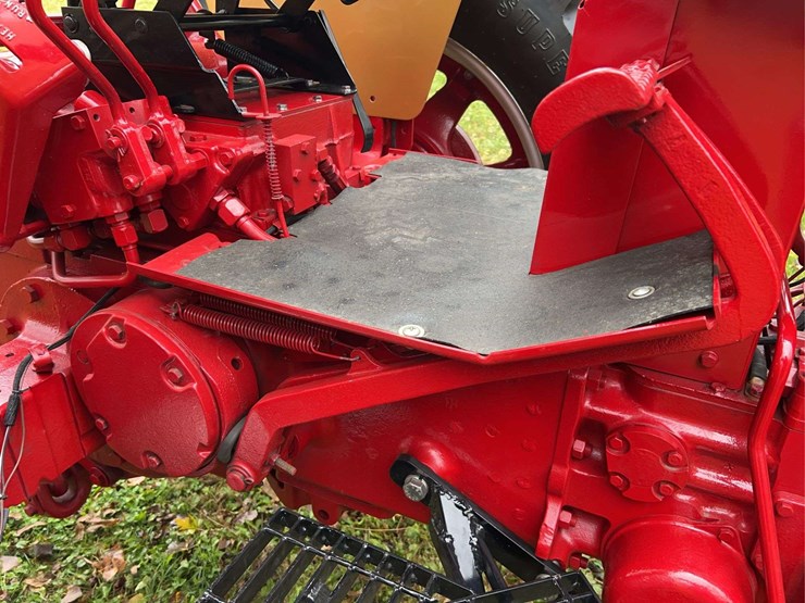 1970-656-farmall-hydro-diesel-row-crop-golden-demonstrator-image-30