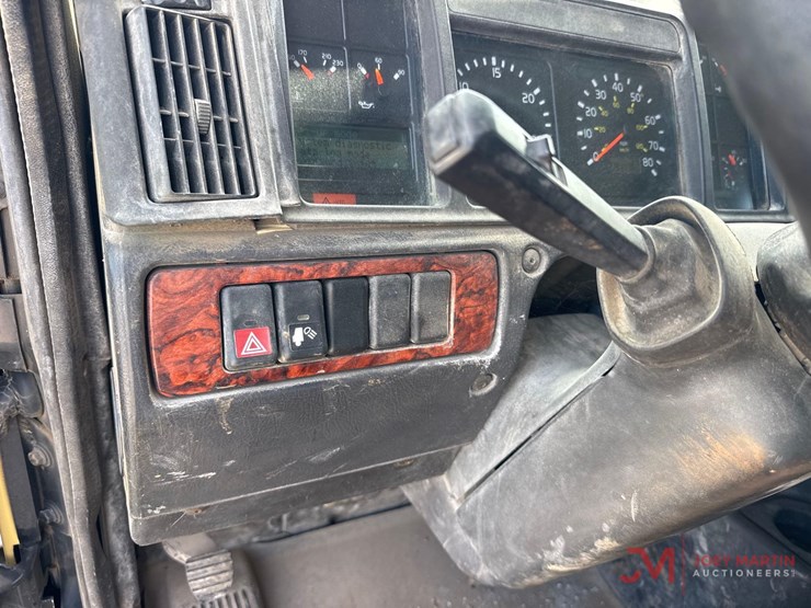 2002-volvo-vac-truck-image-41