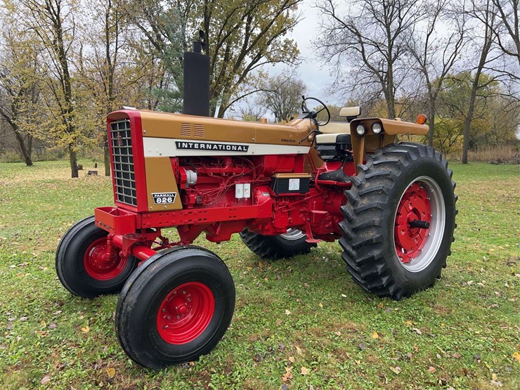 1970-farmall-826-diesel-row-crop-golden-demonstrator-image-1