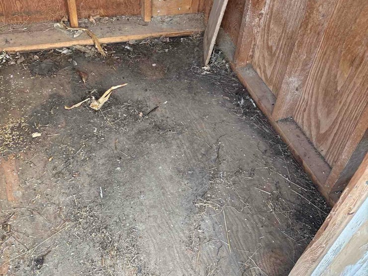6’x6’-portable-feed-shed-image-10