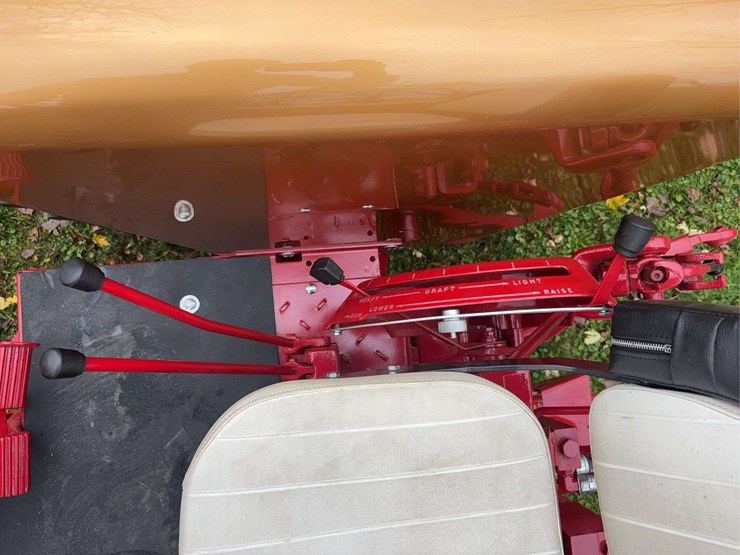 1970-1456-farmall-row-crop-mfwa-golden-demonstrator-image-64