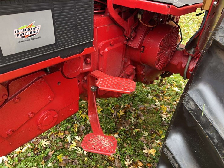 1970-farmall-826-hydro-diesel-row-crop-golden-demonstrator-image-53