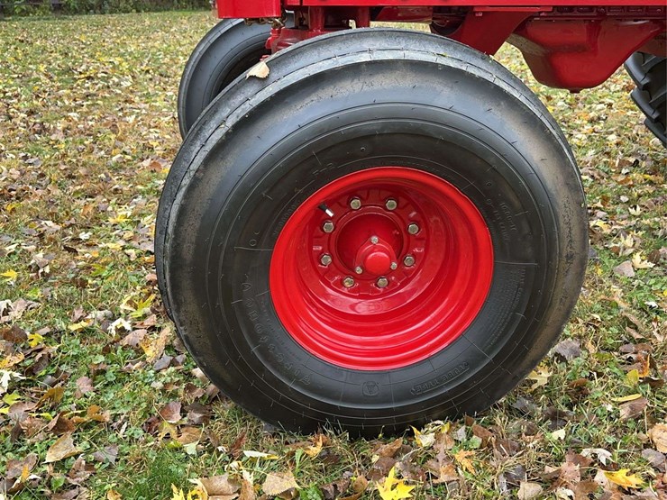 1970-1026-farmall-hydro-row-crop-golden-demonstrator-image-8
