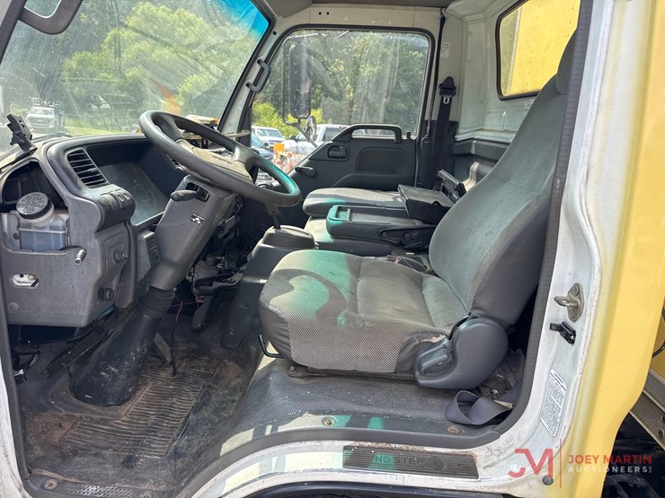 2004-isuzu-box-truck-image-26