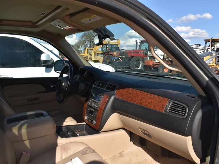 2007-chevrolet-suburban-image-10