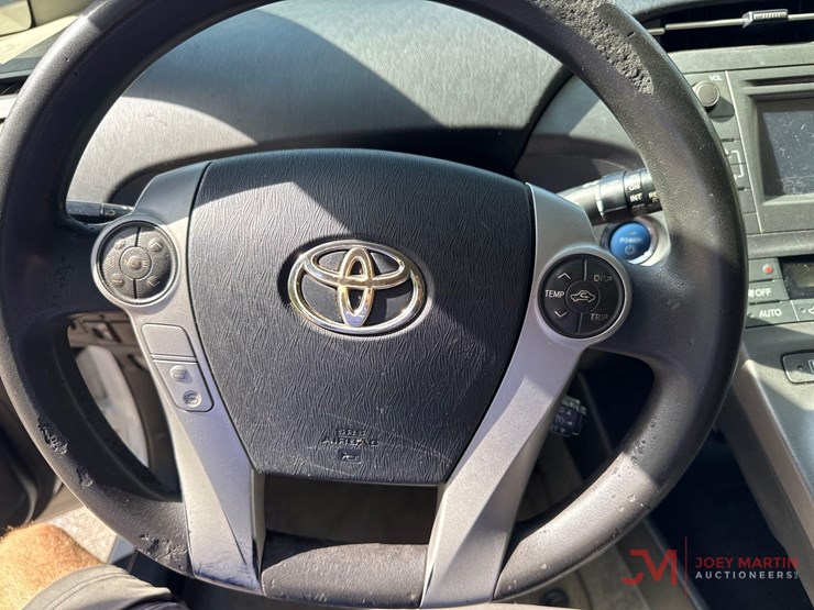 2013-toyota-prius-hybrid-hatchback-image-25