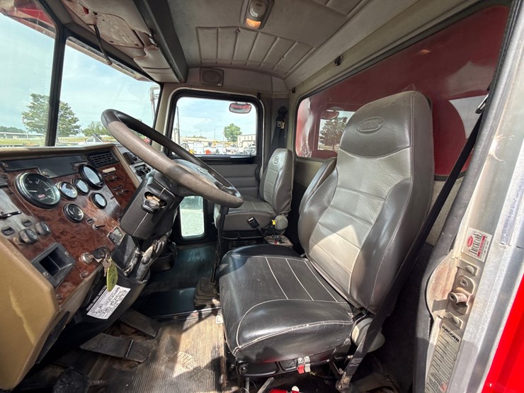 2005-peterbilt-335-image-28