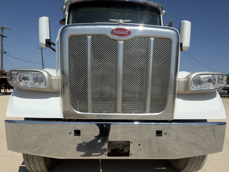 2020-peterbilt-567-image-2